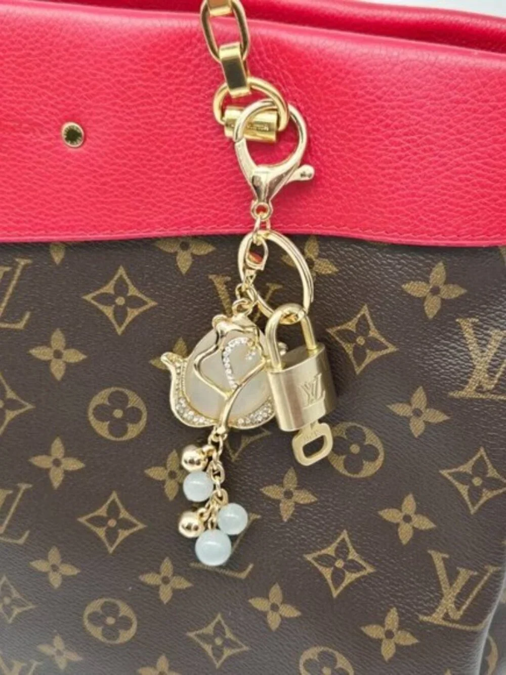 LV Authentic Gold Padlock 🔒 Key Set w/ Unbranded Flower Keychain Charm